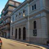 Il teatro Van Westerhout si erge sulla via omonima a pochi passi dalla centrale piazza XX settembre e di fronte a Palazzo Pesce